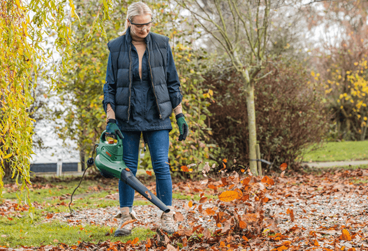 Μια γυναίκα απεικονίζεται να καθαρίζει την αυλή της.